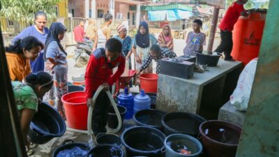 Kemensos Pasok Kebutuhan Air Bersih Warga Terdampak Banjir dan Longsor Pesisir Selatan