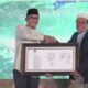 Kepala Perwakilan Bank Indonesia Provinsi Sumatera Utara, IGP Wira Kusuma menyerahkan penghargaan sekaligus peresmian Halal Center Universitas Panca Budi secara simbolis.