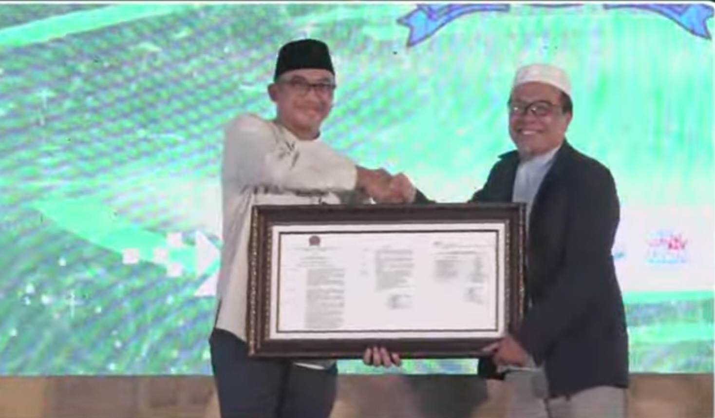 Kepala Perwakilan Bank Indonesia Provinsi Sumatera Utara, IGP Wira Kusuma menyerahkan penghargaan sekaligus peresmian Halal Center Universitas Panca Budi secara simbolis.