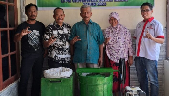 Dosen Unimed Bina Pedagang Es Podeng Belawan Melalui PKM