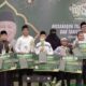KETUA Yayasan Haji Anif, Musa Rajekshah (kiri) diabadikan bersama para pemenang cabang Tilawah Alquran Putra pada penutupan MTQ ke-5 H. Anif di Masjid Al Musannif, Cemara Asri, Sabtu (23/3) malam.Waspada/Hang Tuah Jasa Said