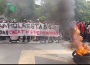 Mahasiswa Cipayung Plus Gelar Aksi Bakar Ban Di Depan Mapolrestabes Medan