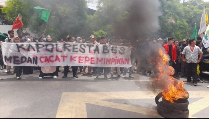 Mahasiswa Cipayung Plus Gelar Aksi Bakar Ban Di Depan Mapolrestabes Medan