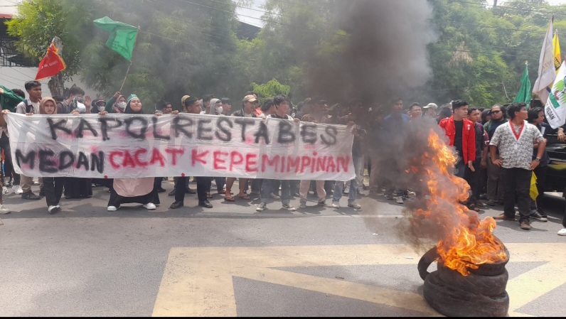 Mahasiswa Cipayung Plus Gelar Aksi Bakar Ban Di Depan Mapolrestabes Medan