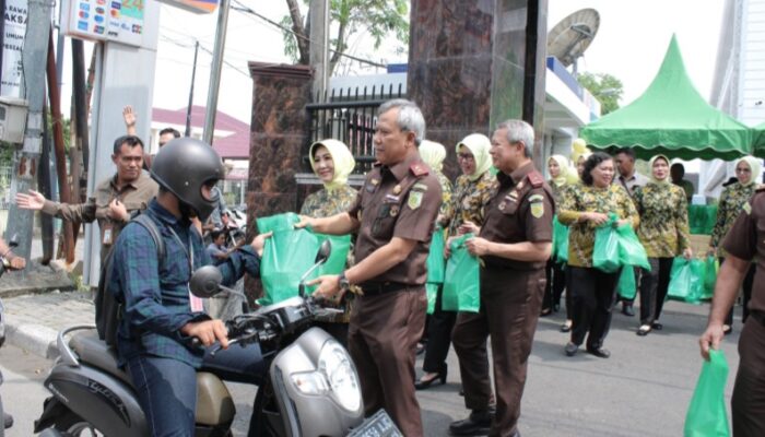Baksos Berkah Ramadan, Kejati Sumut Bagi-Bagi Takjil Kepada Masyarakat