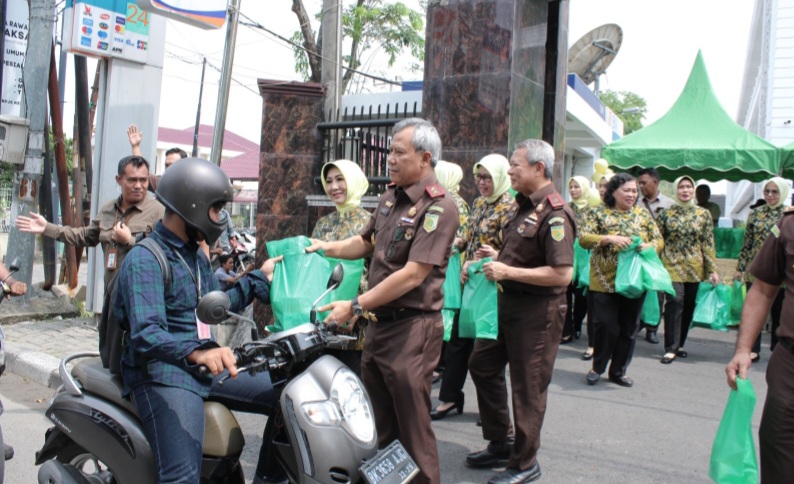 Baksos Berkah Ramadan, Kejati Sumut Bagi-Bagi Takjil Kepada Masyarakat