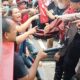 MASYARAKAT Simalungun menggelar aksi di luar gedung Mapolda Sumut, menuntut pembebasan ketua adat, Rabu (27/3). Waspada/gito ap