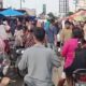 KESEMRAWUTAN dan kemacetan akibat PKL Pasar Gambir berjualan di badan Jl. Pasar 8 Desa Bandar Klippa, Kec. Percut Sei Tuan. Waspada/Ist