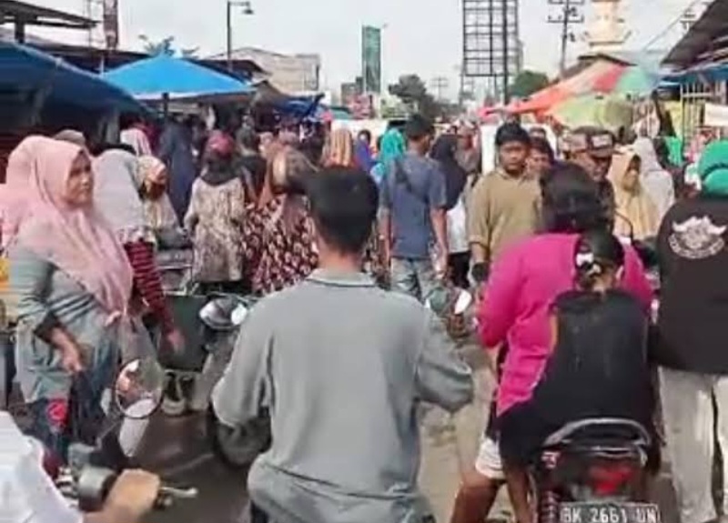 KESEMRAWUTAN dan kemacetan akibat PKL Pasar Gambir berjualan di badan Jl. Pasar 8 Desa Bandar Klippa, Kec. Percut Sei Tuan. Waspada/Ist