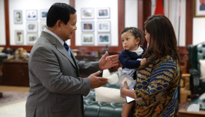 Meutya Hafid Unggah Foto Ajak Anak Ucapkan Selamat Kepada Prabowo Subianto