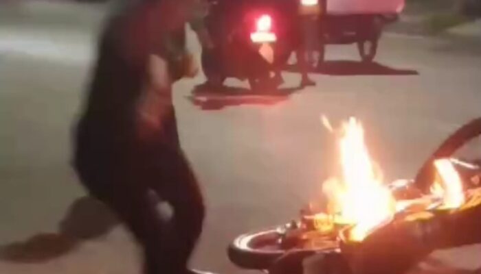 Geng Motor Bentrok Dengan Warga, Sepeda Motor Dibakar