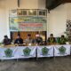 PARA narasumber tampak berfoto bersama pada acara Dialog Publik yang bertemakan Menyongsong Masa Depan Labuhanbatu Lebih Maju yang digelar Himpunan Mahasiswa Ikatan Keluarga Labuhanbatu Raya (HM IKLAB RAYA) Cabang Labuhanbatu, di Jl. Perisai No.4, Bakaran Batu, Kecamatan Rantau Selatan, Kabupaten. Labuhanbatu pada Jumat (29/3). Waspada/ist