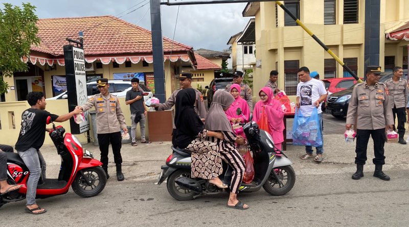 Wujud Kepedulian Terhadap Sesama, Polsek Kuta Alam Bagikan Takjil