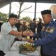 Pj Bupati Aceh Besar Muhammad Iswanto memotong nasi tumpeng pada acara HUT ke-105 Damkar dan menyerahkan kepada personil Damkar senior pada acara silaturrahmi dan buka pusa bersama di Komplek Gedung Pemadam Kebakaran, Sibreh Keumude, Kecamatan Sukamakmur, Aceh Besar, Jumat (29/3). (Waspada/Ist)