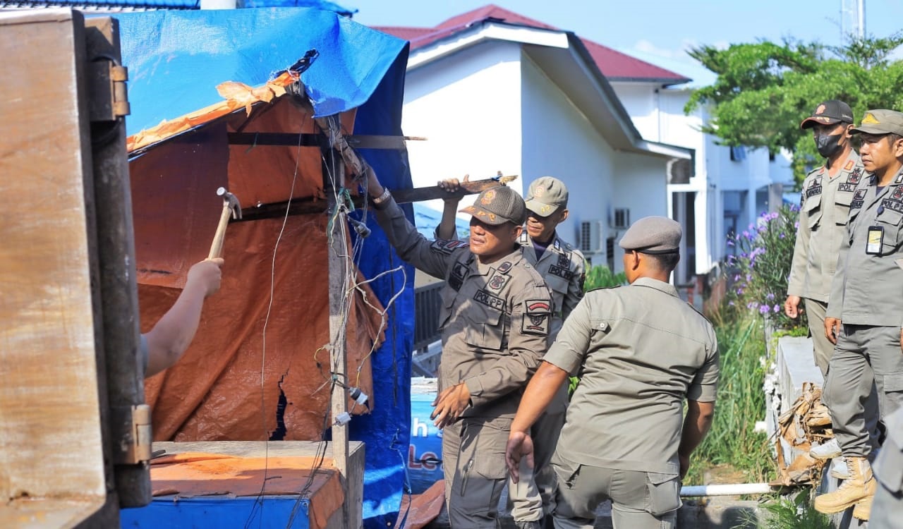 Pemkab Simalungun Tertibkan Pedagang Kaki Lima Dari Pantai Bebas Parapat