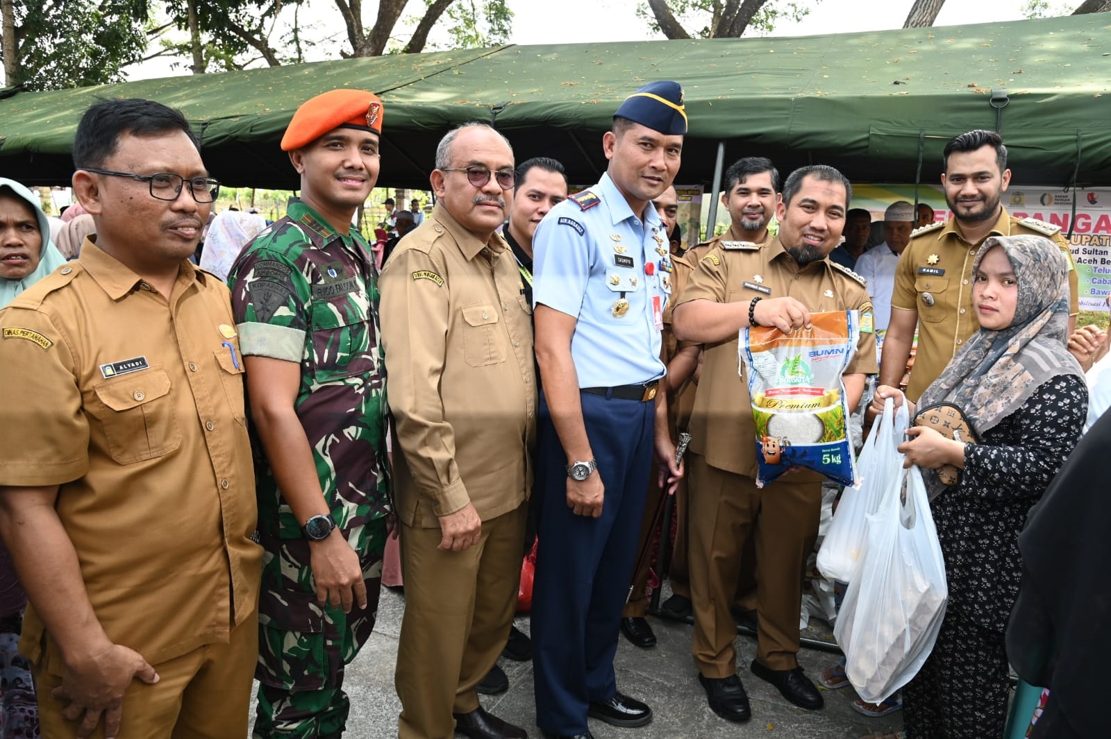 Danlanud Edi Sasmoyo Dan Pj Bupati Iswanto Gelar Bazar Pangan Murah