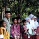 H. Ahmad Danion foto bersama dengan anak yatim diselah acara peresmian ADC. Kamis (7/3). Waspada/Rahmad