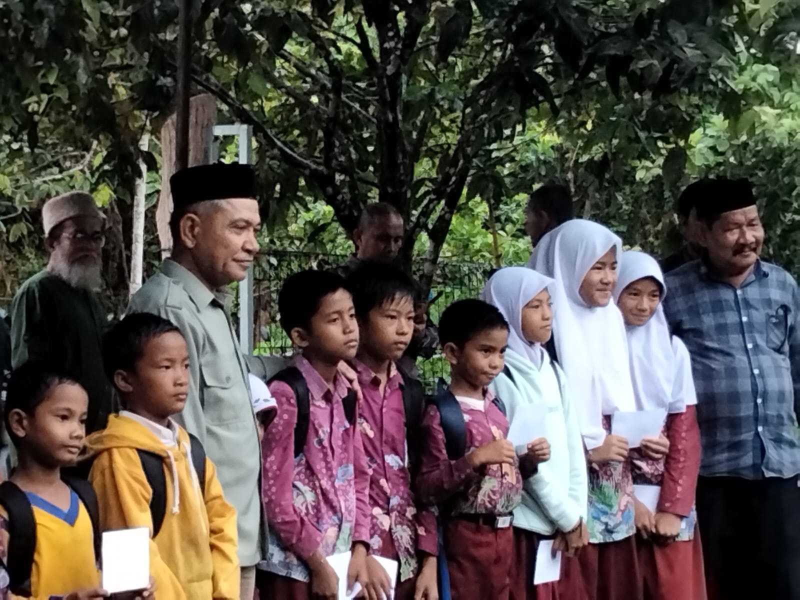H. Ahmad Danion foto bersama dengan anak yatim diselah acara peresmian ADC. Kamis (7/3). Waspada/Rahmad