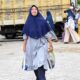 Masyarakat membawa pulang sembako usai berbelanja di Bazar Pasar Murah yang digelar Pemkab Aceh Besar dan Perum Bulog Kanwil Aceh di halaman Masjid Gampong Ara, Kecamatan Simpang Tiga, Aceh Besar, Rabu (27/3). (Waspada/Ist)
