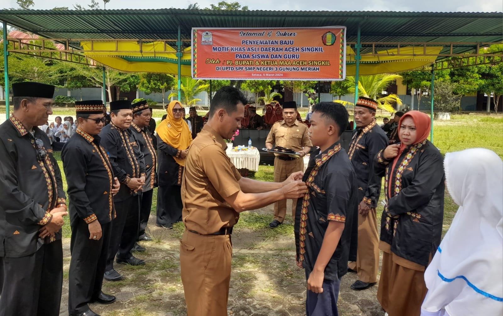 SMPN 3 Gumer Percontohan Pakai Baju Khas Aceh Singkil