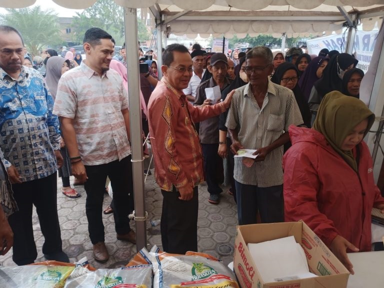 Amiruddin Tinjau Pasar Murah Di Ulee Kareng