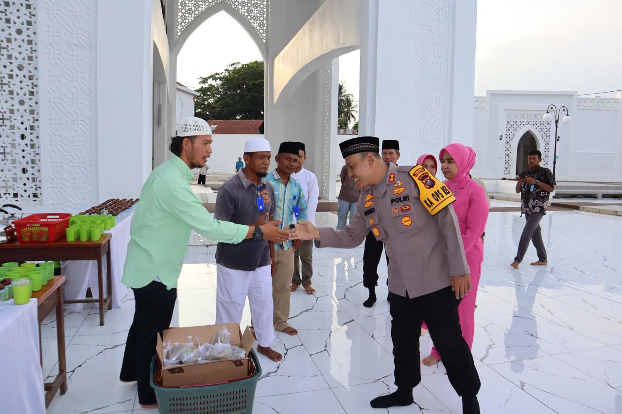 Kapolres Padangsidimpuan Dan Istri Turun Ke Jalan, Berbagi Takjil