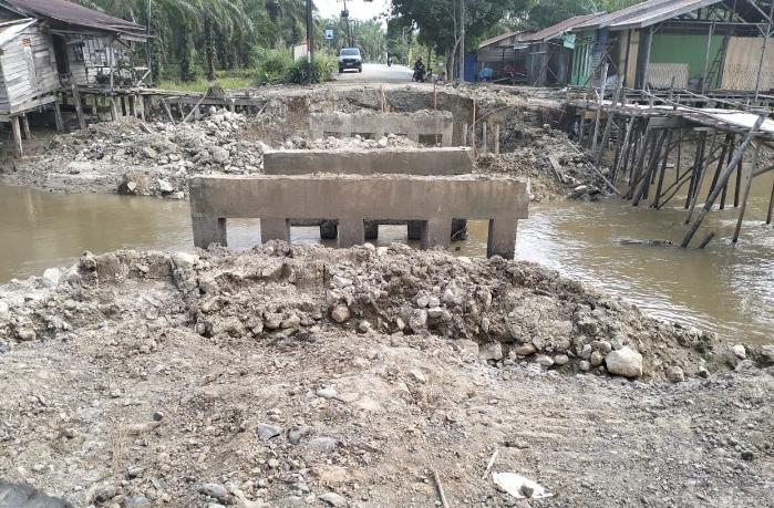 Proyek Jembatan "Misterius" Di Desa Sialang Taji Kualuh Selatan