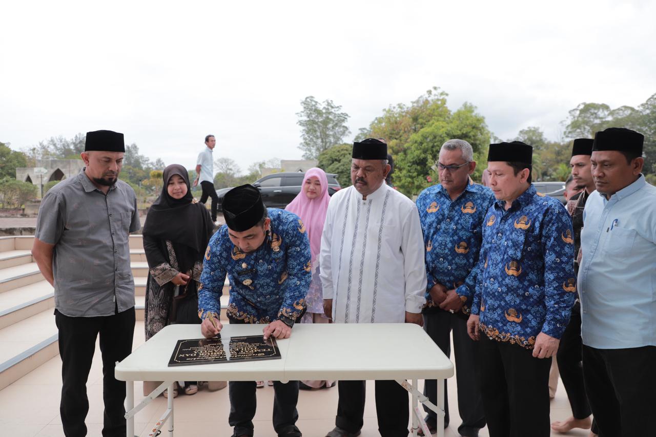 Pj Bupati Resmikan Tempat Wudhu Masjid Agung Al Munawwarah