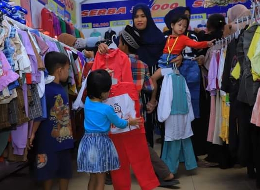 Gaya Bupati Labura Bahagiakan Anak Yatim