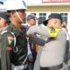 Wakapolres Sibolga, Kompol Diarma Munthe sematkan pita kepada personel saat gelar Apel Pasukan Operasi Keselamatan Toba 2024 di Lapangan Mapolres Sibolga, Rabu (13/3). Waspada/ist