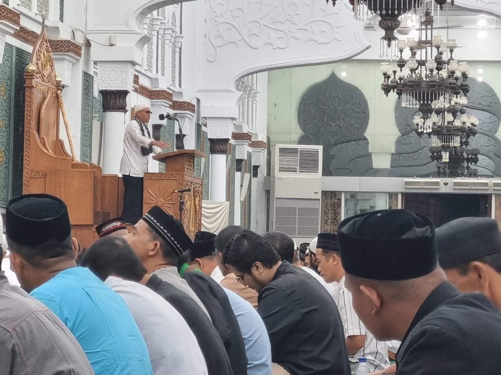 Terlihat dalam gambar Rektor UIN Ar Raniry Banda Aceh, Prof. Dr. H. Mujiburrahman, M.Ag mengisi ceramah di Masjid Raya Baiturahman Banda Aceh. (Waspada/T. Zakaria)