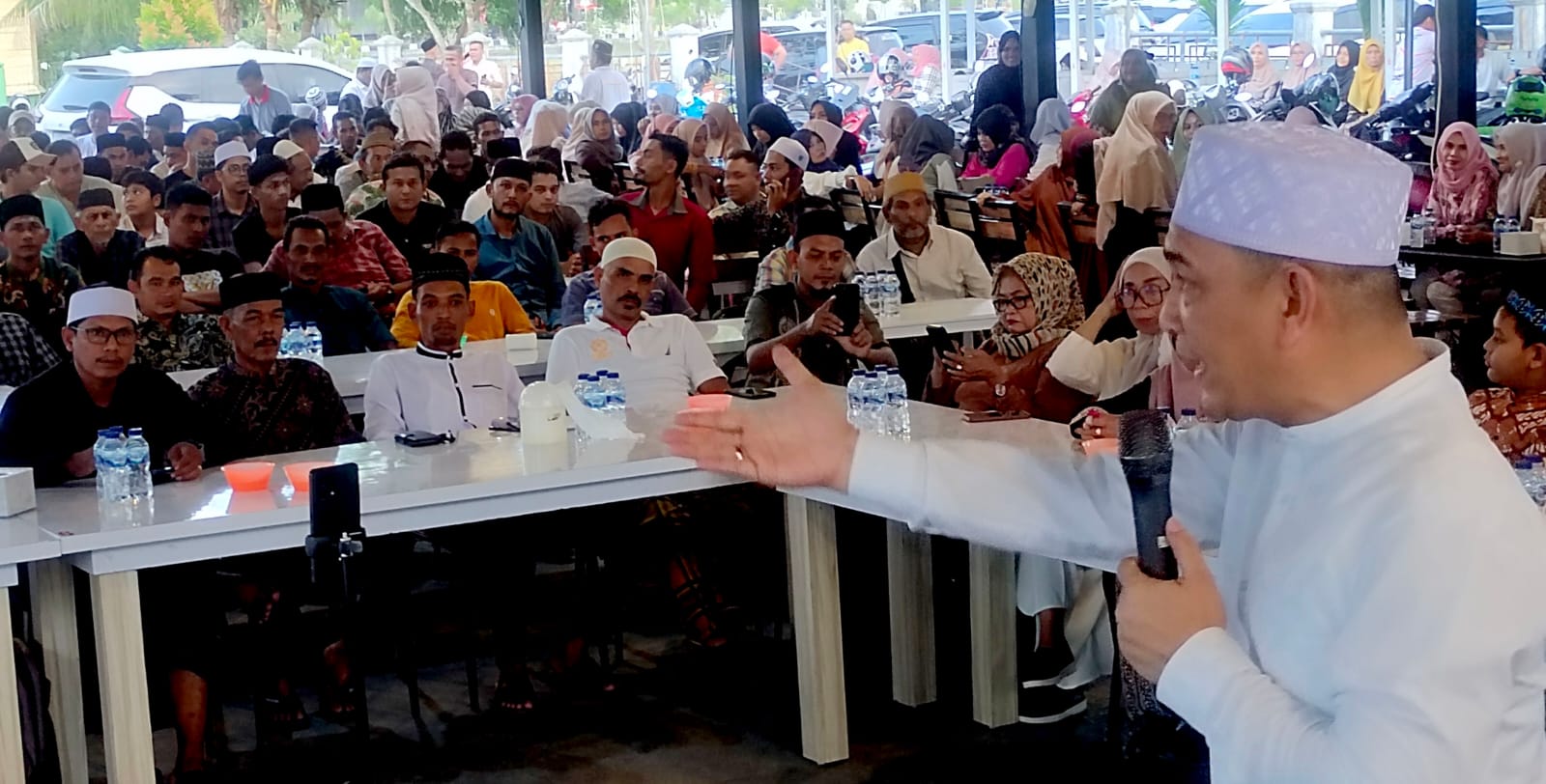 Balon Bupati Pidie 2024, H Rahmatullah saat berbicara dihadapan masyarakat pendukungnya pada acara buka puasa bersama di HB Kupi, Sigli, Jumat (22/3) Waspada/Muhammad Riza