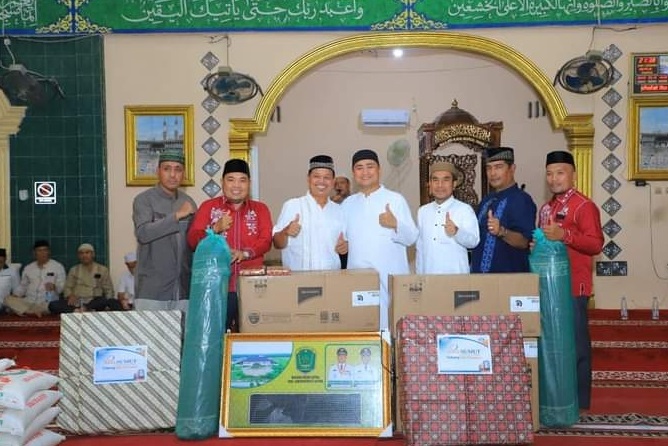 Bupati Labura, Hendriyanto Sitorus, M.M dan Tim 1 Safari Ramadhan ke Masjid Nurul Iman Desa Damuli Pekan, Kec.Kualuh Selatan, Kamis (14/3) malam. (waspada/ Ilyas Munthe).