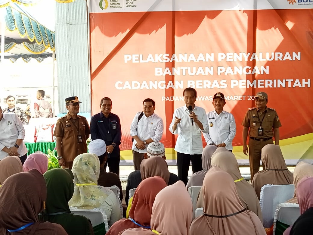 Jokowi Bagikan Sembako Di Padanglawas