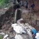 Beberapa petani turut bergotong royong untuk membendung irigasi yang rusak dengan tanah/pasir yang mengisinya ke dalam goni karung belum lama ini, dimana irigasi itu merupakan sumber air utama untuk daerah pertanian serta mengairi areal persawahan di Kel. Bah Kapul dan Kel. Bah Sorma, Kec. Siantar Sitalasari, Kota Pematangsiantar.(Waspada-Ist).