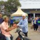 Ketua STKIP Palas H Tolentino MM didampingi Wakil Ketua III Ahmad Ripai Rangkuti menyerahkan Takjil kepada pengendara di Jl KH Dewantara Sibuhuan, Kamis (28/3) (Waspada/Muhammad Satio)