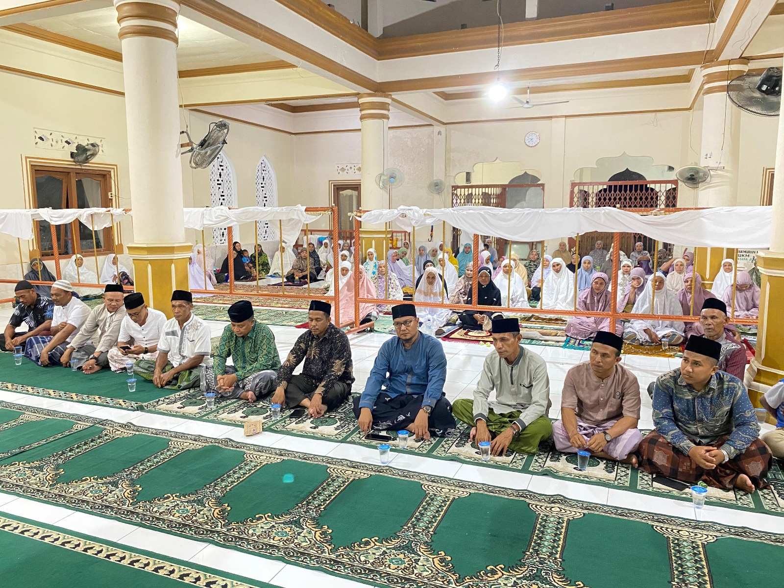 Kankemenag Abdya Serahkan Wakaf Alquran Dalam Safari Ramadhan 1445 H