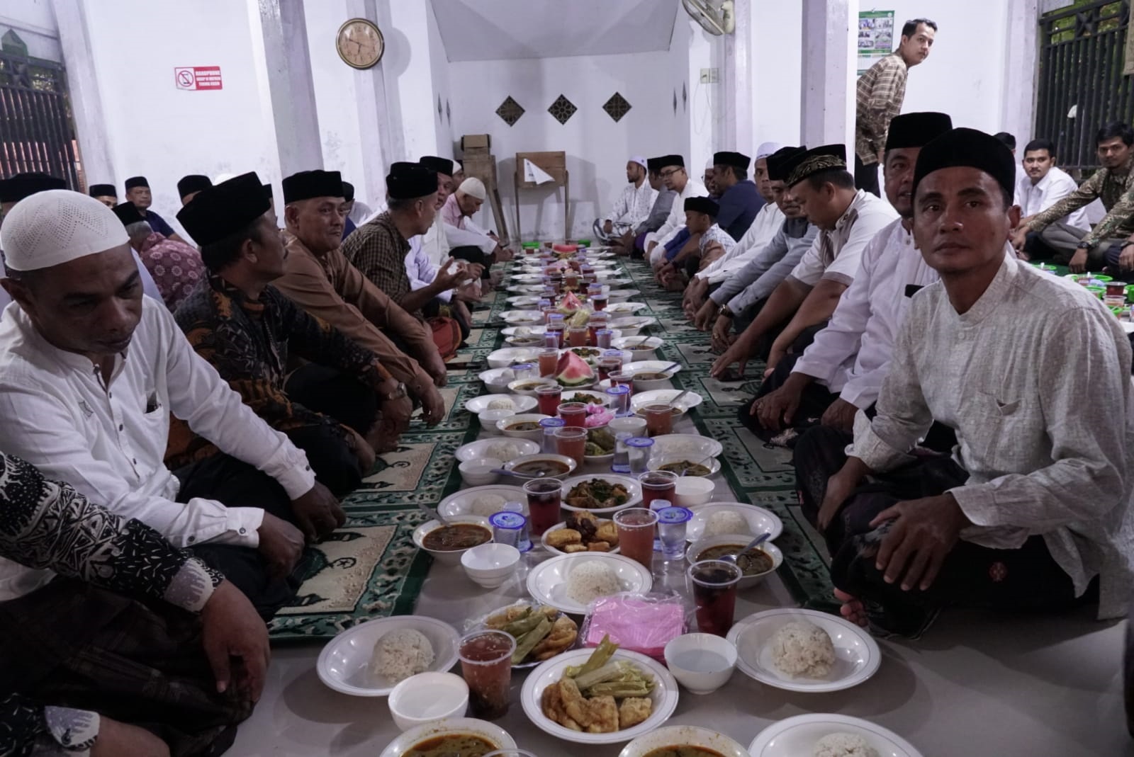 Sekda Aceh Besar Drs. Sulaimi M.Si bersama rombongan berbuka puasa bersama dengan masyarakat Lamkunyet di Masjid Babussalam, Gampong Lamkunyet, Kecamatan Darul Kamal, Aceh Besar, Senin (18/3). (Waspada/Ist)