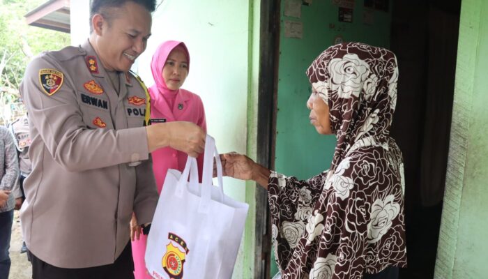 Kapolres Sabang Dan Ketua Bhayangkari Serahkan Bansos Keluarga Tak Mampu