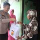 Kapolres Sabang, AKBP Erwan, SH, MH bersama ketua Bhayangkari. Ny. Siska Erwan menyerahkan sembako kepada warga tak mampu. (Waspada/ist)