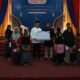 President Director PAG, Yan Syukharial dalam tasyakuran HUT ke-11 PAG di Head Office Jakarta & site Lhokseumawe, Senin (18/3), menyerahkan bantuan santunan senilai Rp110 juta untuk Rumah Tahfidz Quran Sulaimaniah di wilayah Jakarta dan anak-anak yatim di 13 desa binaaan. Waspada/Zainuddin. Abdullah
