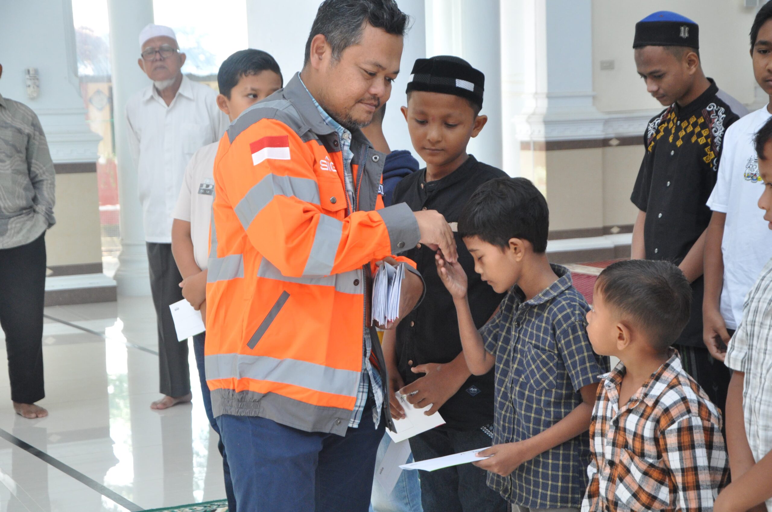 Plt Kadinsos Santuni 227 Anak Yatim Dan Serahkan Bantuan Masjid