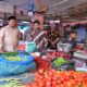 Sekda Aceh Besar Drs Sulaimi MSi memantau harga dan stok bahan pangan di pasar tradisional Seulimeum, Jumat (1/3). (Waspada/Ist)