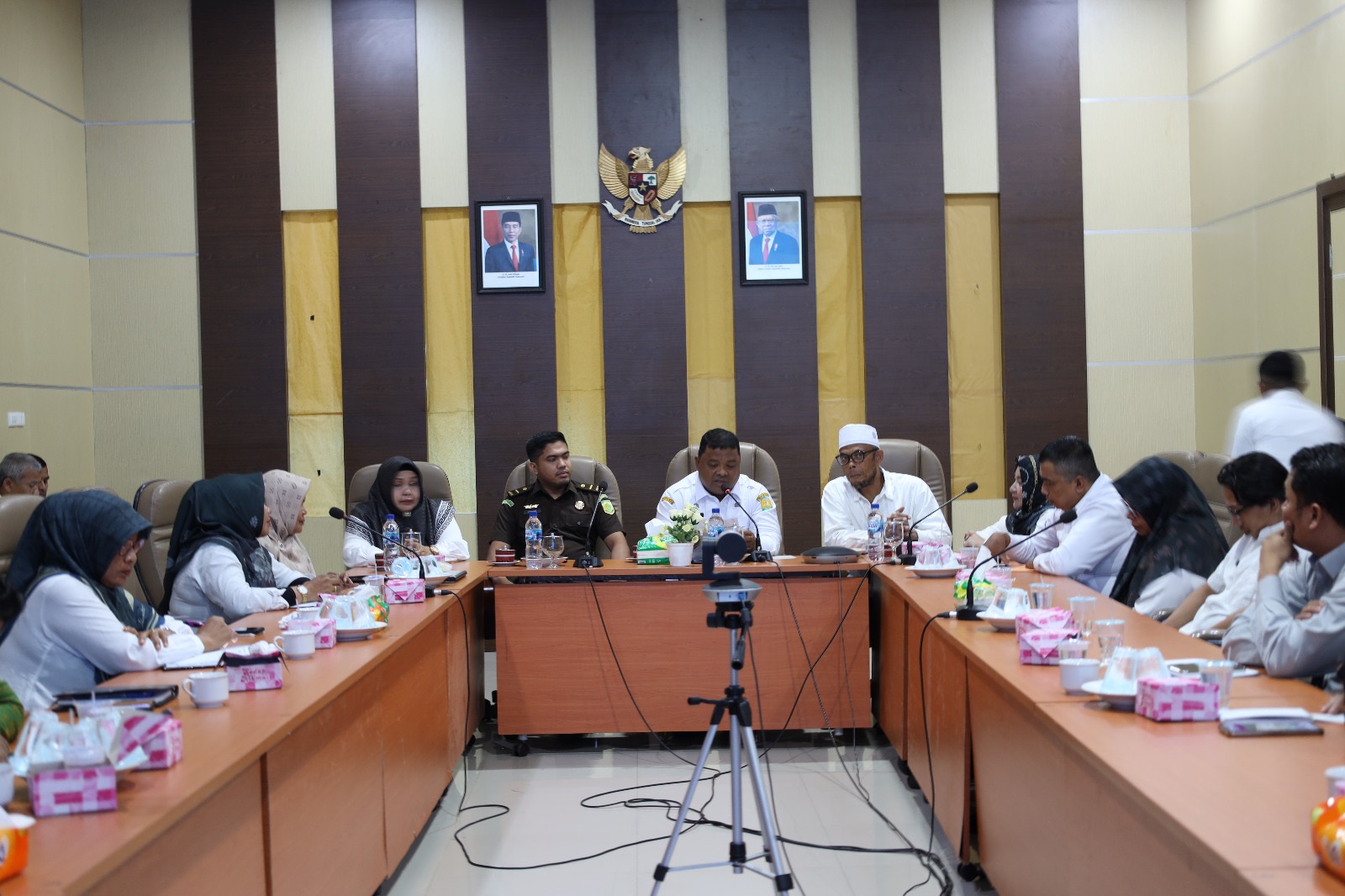Penjabat Bupati Aceh Besar Muhammad Iswanto, yang diwakili Sekdakab Aceh Besar Drs Sulaimi MSi membuka Rapat Koordinasi Evaluasi Kabupaten Layak Anak (KLA) di Aula H Sanusi Wahab, Kantor Bupati Aceh Besar, Rabu (6/3). (Waspada/Ist)