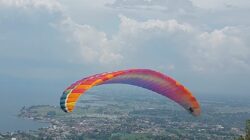 Bukit Sibodiala kini menjadi landasan take off olahraga dirgantara di Kabupaten Toba salah satunya paralayang. Waspada/Ramsiana Gultom