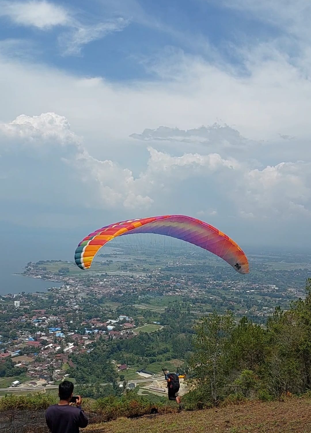 Bukit Sibodiala kini menjadi landasan take off olahraga dirgantara di Kabupaten Toba salah satunya paralayang. Waspada/Ramsiana Gultom