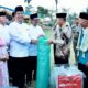 Bupati didampingi Forkopimda saat menyerahkan bantuan berupa sajadah panjang dan sound sistem portabel kepada tim Safari Ramadan untuk disampaikan kepada masjid yang dikunjungi, Senin (18/3).(Waspada/ist)