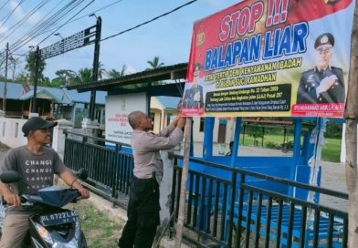 Seorang pertugas sedang memasang sejumlah spanduk imbauan larangan balapan liar di sejumlah lokasi strategis di wilayah hukum Polsek Kuta Baro. (Waspada/Zafrullah)