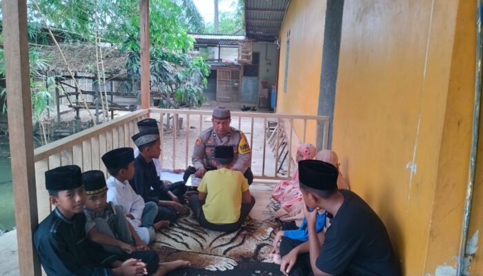 Bhabinkamtibmas Polsek P.Brandan Ajarkan Anak Ngaji