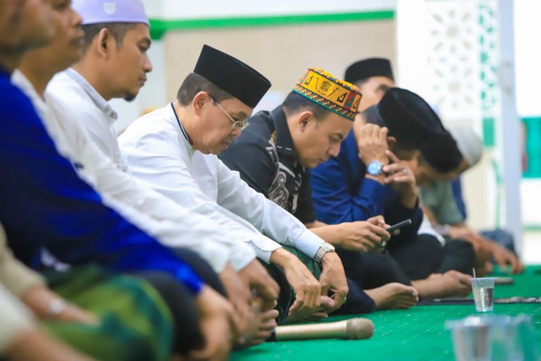 Pj Wali Kota Banda Aceh, Amiruddin, beserta Forkopimda tampak tekun mendengarkan ceramah Ramadan yang disampaikan Ustadz Umar Ismail. (Waspada/Zafrullah)